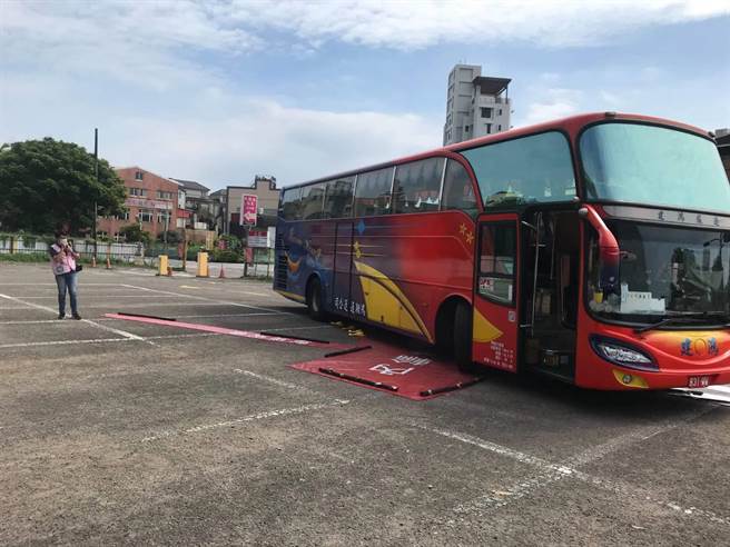 交通警察大队及中坜监理站宣导出奇招，以惨叫鸡实测内轮差让小朋友笑「惨」。(警方提供／蔡依珍桃园传真)