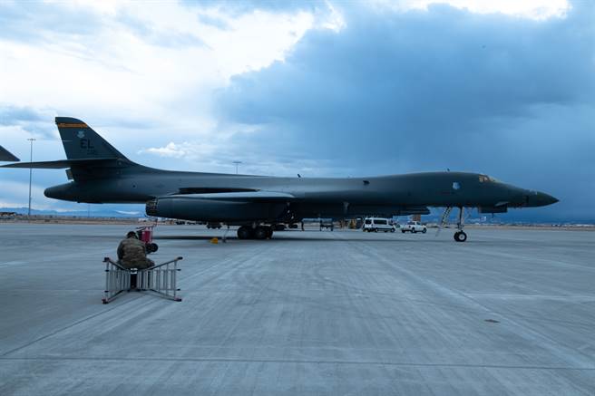 B-1B轰炸机被发现燃料供应系统出现问题，可能导致后燃器无法运作，因此美空军已下令B-1B全机队无限期停飞。（图／DVIDS）