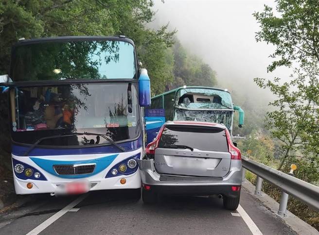 台14甲23公里处24日发生一起两辆游览车追撞的车祸。（翻摄脸书「中横路况交通资讯站」）