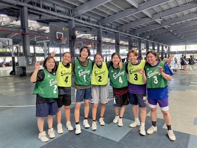 来自日本和印尼的好友们过招，不在乎胜负，只在乎开心打球。(国泰提供)