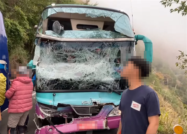 台14甲23公里处，24日下午两辆游览车撞车，其中一台游览车车头玻璃全碎成蜘蛛网，碎屑散落一地，画面怵目。（翻摄脸书社团《合欢山赏雪机动社团》）