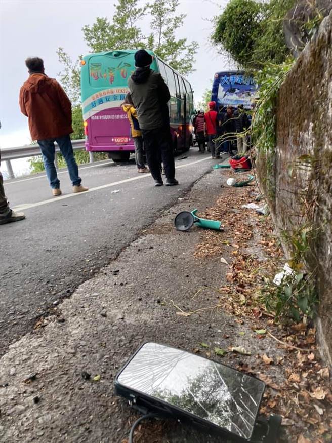 台14甲线24日发生游览车追撞，现场散落车体残骸。（翻摄脸书社团《合欢山赏雪机动社团》）
