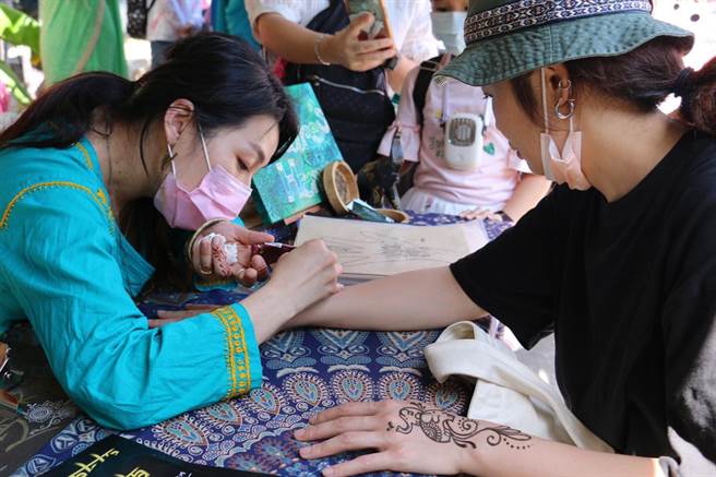 新北市政府和台北印度爱乐中心合办的「2021年印度文化节」，今（24日）于空军三重一村热闹展开。（文化局提供）