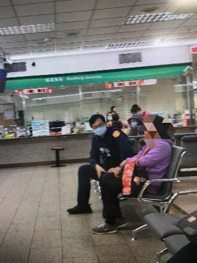 被害人和诈团一搭一唱，警连三问诈团语塞阻诈。(警方提供／蔡依珍桃园传真)