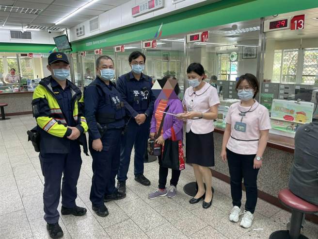 被害人和诈团一搭一唱，警连三问诈团语塞阻诈。(警方提供／蔡依珍桃园传真)