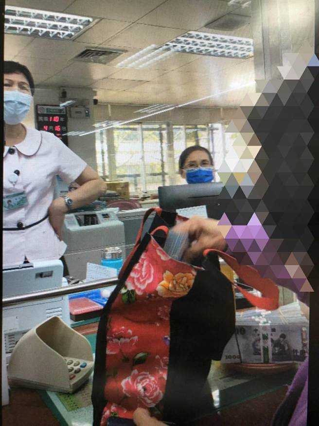 被害人和诈团一搭一唱，警连三问诈团语塞阻诈。(警方提供／蔡依珍桃园传真)