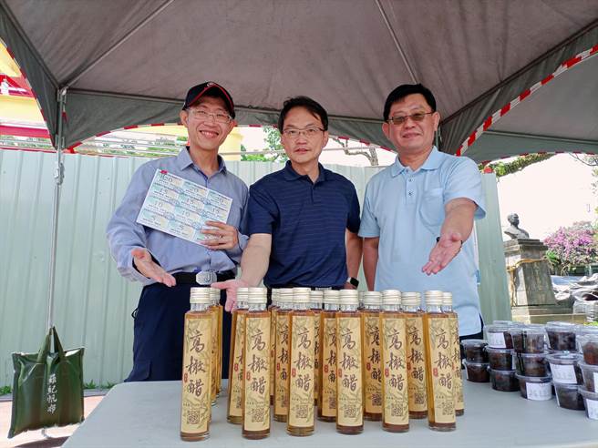 高原国小师生捡拾校园落下的橄榄，制作成橄榄醋，首批推出60瓶。（邱立雅摄）