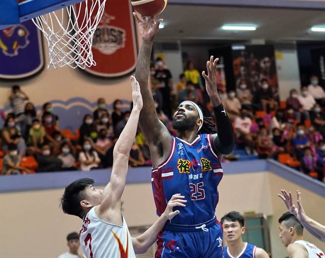 裕隆洋将克里斯马斯24日拿下28分、11篮板的双十数据。(中华篮协提供)