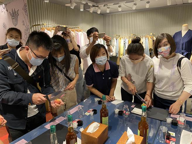 女装品牌J＆NINA举办春夏时装秀，还邀请復兴妈妈把「5月妈妈桃」带下山，和民眾一起体验「腌桃趣」。(蔡依珍摄)