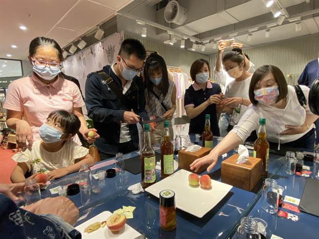 女装品牌J＆NINA举办春夏时装秀，还邀请復兴妈妈把「5月妈妈桃」带下山，和民眾一起体验「腌桃趣」。(蔡依珍摄)