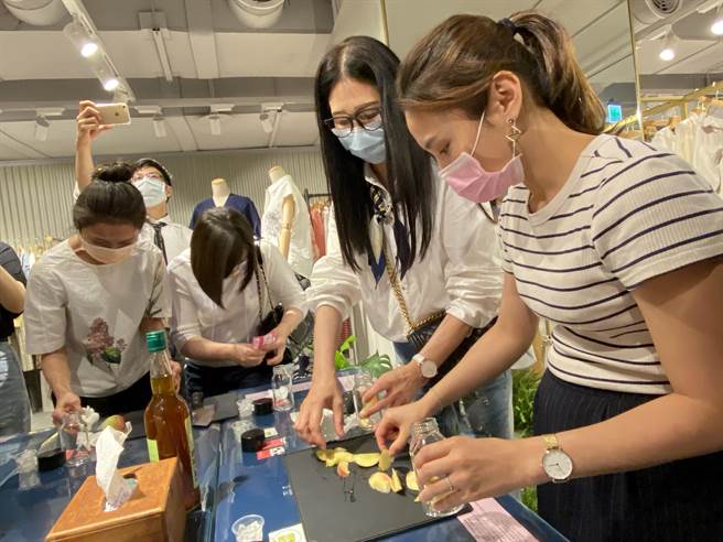 女装品牌J＆NINA举办春夏时装秀，还邀请復兴妈妈把「5月妈妈桃」带下山，和民眾一起体验「腌桃趣」。(蔡依珍摄)