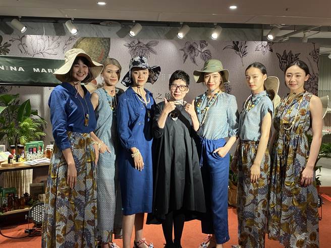 女装品牌J＆NINA举办春夏时装秀，还邀请復兴妈妈把「5月妈妈桃」带下山，和民眾一起体验「腌桃趣」。(蔡依珍摄)