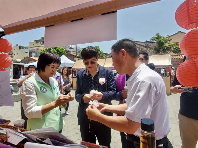 缎带王在现场推出母亲节特别活动用缎带折出康乃馨。(戴志扬翻摄)