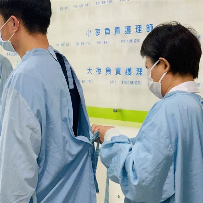 台中市长卢秀燕前往医院探视关心受伤男童家属，要求市府全力协助。(戴志扬翻摄)