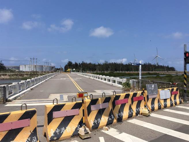 高美溼地滨海桥24日举行改建开工典礼，预计明年6月可完工。（陈淑娥摄）