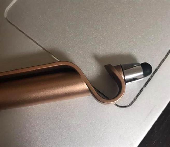 网友好奇，原子笔身上有着怪异的凹槽，不懂是什么设计。没想到真实用途曝光后，网友大讚根本是个神发明。(摘自爆系知识家)

