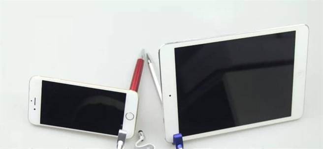 网友留言解释，其实这块凹槽是用来「放手机」的，而最末端黑色的部分则可当触控笔使用。(摘自爆系知识家)

