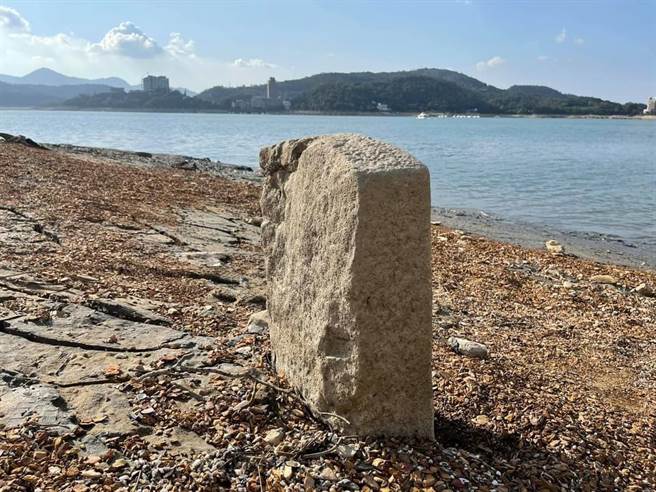 南投县日月潭因水位下降，发现疑似清朝道光年间，推估距今178年的墓碑，文化局表示，不论是否有骨骸，不影响文资审议，如具文资价值将设告示并画定保护区。（日月潭一等高提供／卢金足南投传真）