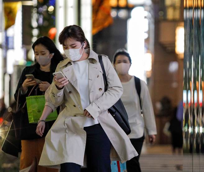 NTT有意攜手富士通公司，強化日本6G國際競爭力。圖為使用手機的日本人。（圖／路透社）
