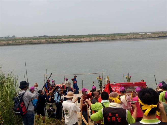 安定区苏厝长兴宫十二行瘟王祭24日请千岁爷的「金身」到曾文溪畔。（刘秀芬摄）