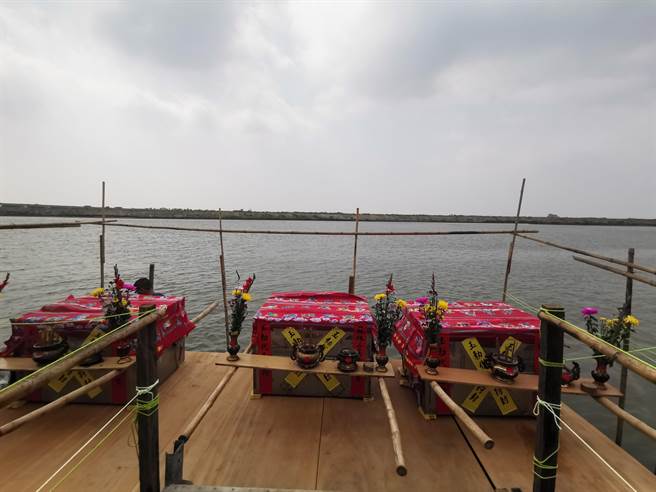 安定区苏厝长兴宫十二行瘟王祭24日请千岁爷的「金身」到曾文溪畔。（刘秀芬摄）