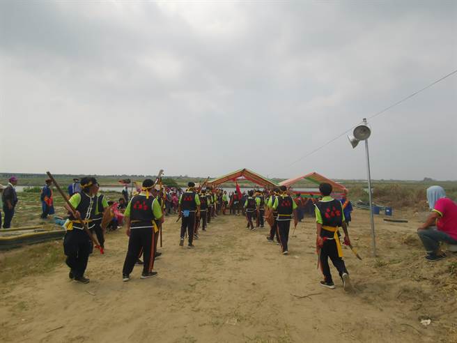 安定区苏厝长兴宫十二行瘟王祭24日请千岁爷的「金身」到曾文溪畔。（刘秀芬摄）