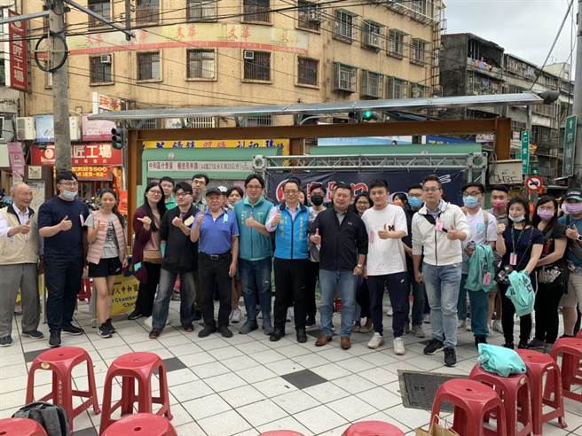 为持续协助点亮兴南夜市，新北市议员张志豪今（24日）和中和青商会举办「食字路口」闯关活动。（张志豪服务处提供）