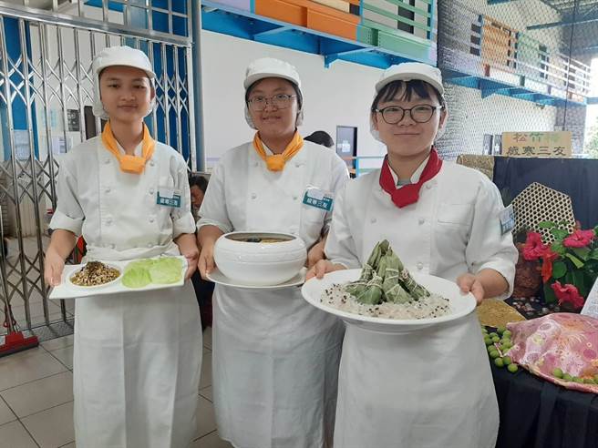 中华民国养鸡协会为了让国人主动认识各种土鸡的鸡肉特性，将土鸡广泛运用在餐饮料理中，在行政院农业委员会的指导下，办理「110年度土鸡料理厨艺竞赛」。（主办单位提供）