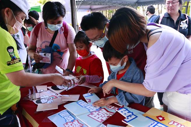 新北市家扶中心今（24日）于新庄宏匯广场举办「OPEN爱看见爱」儿童保护宣导活动。（新北市家扶中心提供）