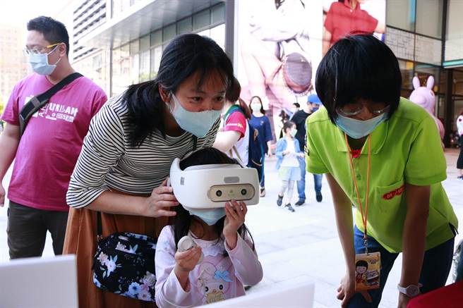 新北市家扶中心今（24日）于新庄宏匯广场举办「OPEN爱看见爱」儿童保护宣导活动。（新北市家扶中心提供）