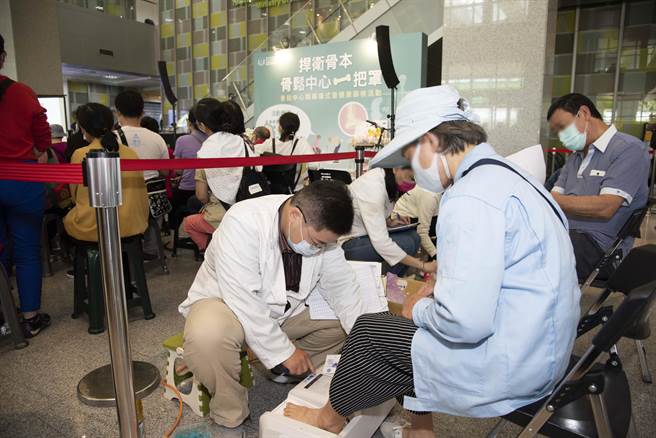 双和医院今（24日）举办骨松中心成立暨健康筛检活动。（双和医院提供）
