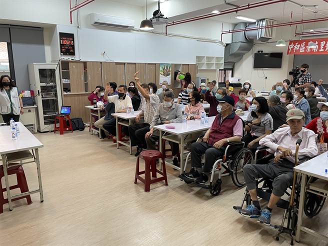 HOME＋中嘉新视波有线电视与新北市中和区景南里合作，在社区活动中心开设媒体识读的课程。（主办单位提供）