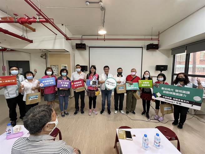 HOME＋中嘉新视波有线电视与新北市中和区景南里合作，在社区活动中心开设媒体识读的课程。（主办单位提供）