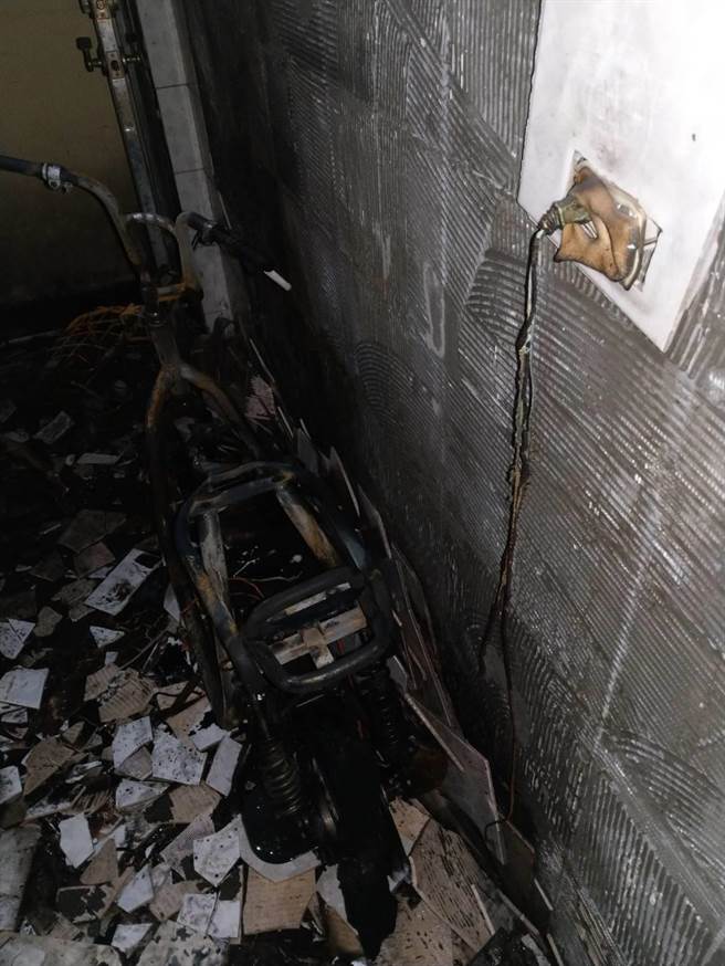 大雅區神林南路建物發生火警，造成2人受傷。（台中市消防局提供／陳淑娥台中傳真）