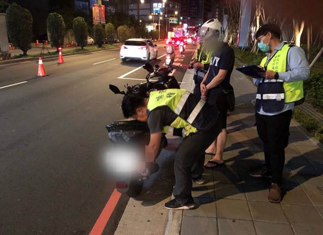 新北市中和警分局23日夜間與環保局啟動聯合稽查，於板南路與橋和路口設置路檢站，針對違規改裝排氣管加強盤查。（中和警分局提供）