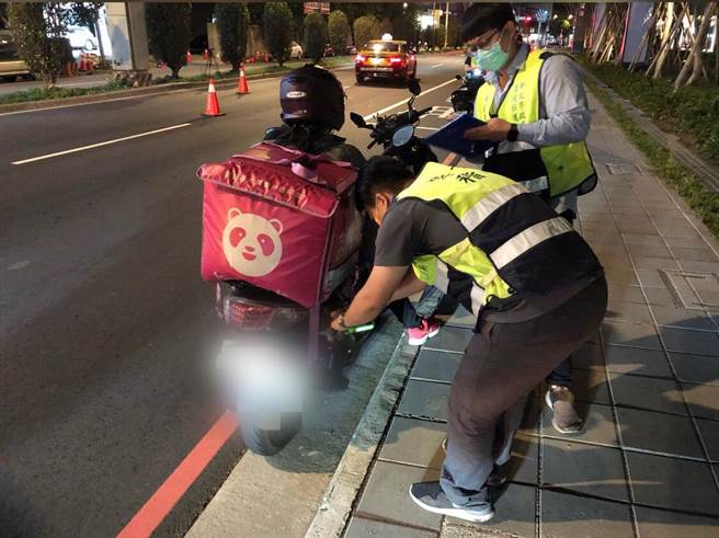 新北市中和警分局23日夜間與環保局啟動聯合稽查，於板南路與橋和路口設置路檢站，針對違規改裝排氣管加強盤查。（中和警分局提供）