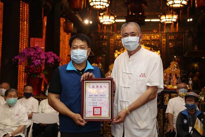 新北市新庄慈佑宫今（24日）举行奖学金颁奖典礼。（新庄区公所提供）