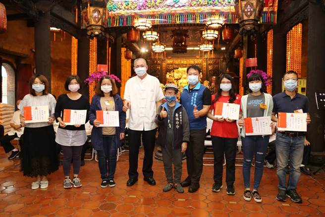 新北市新庄慈佑宫今（24日）举行奖学金颁奖典礼。（新庄区公所提供）