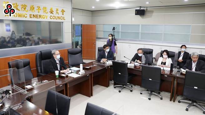 針對外界質疑日本排放核廢水一事，原能會主委謝曉星近日親自召開記者會表示，原能會早在四年前就已經在關注日本福島電廠的廢水如何排放。（報系資料照）