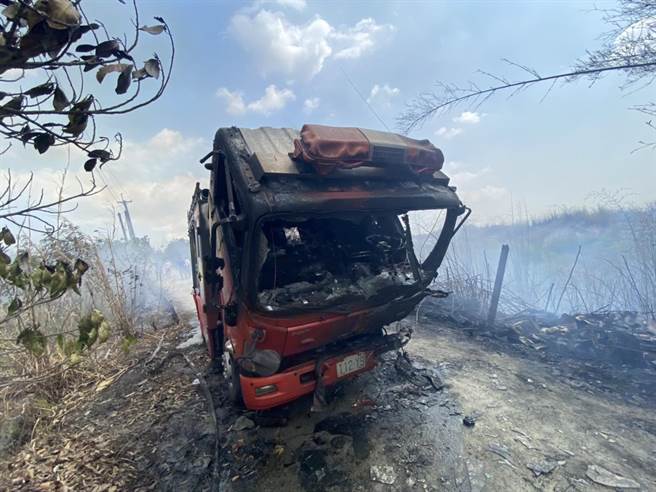 前往支援的彌陀分隊消防車，疑因風向改變，火勢瞬間往消防車輛猛烈燃燒，所幸該車2名消防員緊急閃避，沒有生命危險。(警消提供／林雅惠高雄傳真)