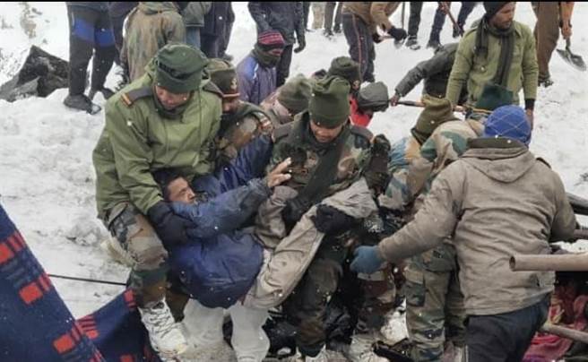 印度北阿坎德省邻近中印边界处发生冰河崩裂，形成雪崩，至少8人丧命。（图／印度陆军脸书）