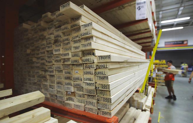 去年疫情爆发，许多人开始整修房屋，加上美国房贷利率维持低檔，许多人买房意愿提高，导致木材开始供不应求。图／美联社