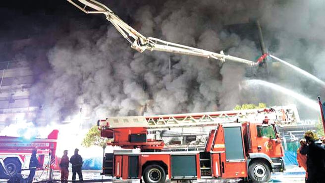 胜瑞电子大火救援现场。 图／取自网路