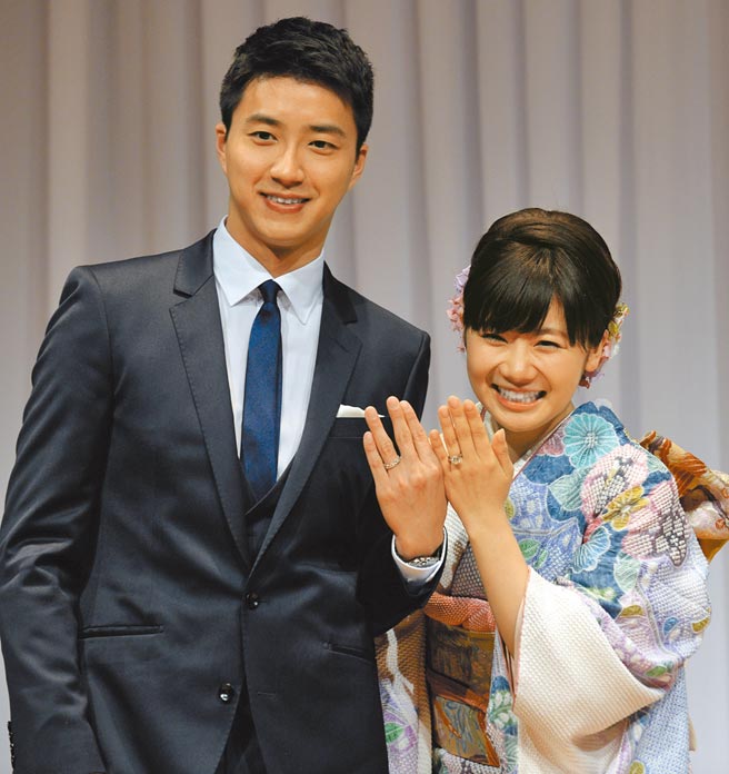 桌球名将江宏杰（左）已向高雄少年及家事法院递状诉请离婚，将结束与日本桌球天后福原爱（右）的4年婚姻。图为江福热恋时的恩爱画面。（新华社）