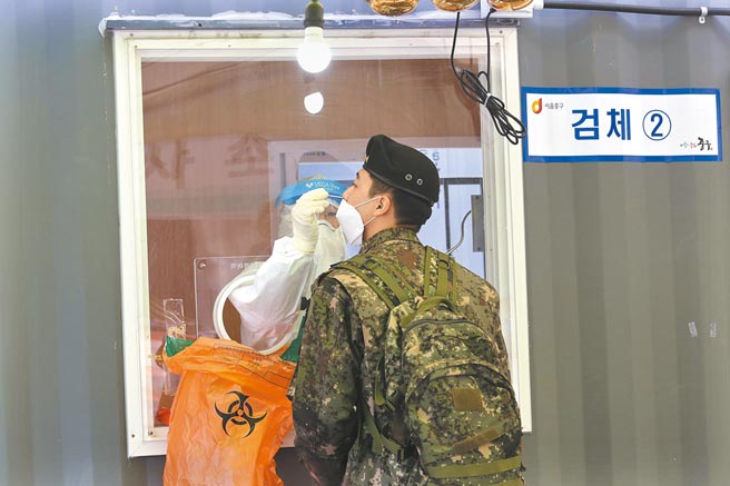 韩国一艘舰艇爆发群聚感染新冠肺炎。图为一名韩国军人做检测的画面。（美联社）