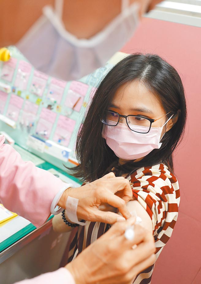 台湾自费疫苗接种连2天突破1500人，热度相当高。图为採访东京奥运的媒体记者23日在体育署安排下，到台北和平医院接种AZ疫苗。（季志翔摄）