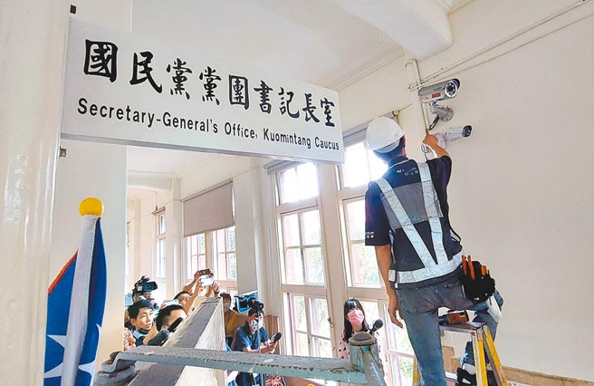 立法院近期以國會安全監控系統汰換名義，在各黨團辦公室前走廊新增、加裝監視器。（趙雙傑攝）