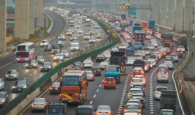 高公局表示，劳动节连假宜花东等热门旅游景点还是会塞车。图为连假车潮。（本报资料照片）