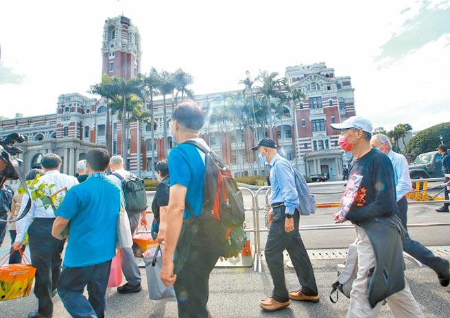 22日是世界地球日，蔡英文总统照惯例接见环团；藻礁公投领衔人潘忠政（右一）也带着珍爱藻礁的衣服要送给蔡英文。（陈信翰摄）