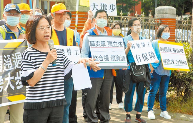 台湾职安健康连线理事长廖蕙芳（前排左）肯定朝野立委对于职灾劳工权益的高度重视，赶在五一劳动节前完成立法三读，给予劳工合理的保障制度。（张铠乙摄）